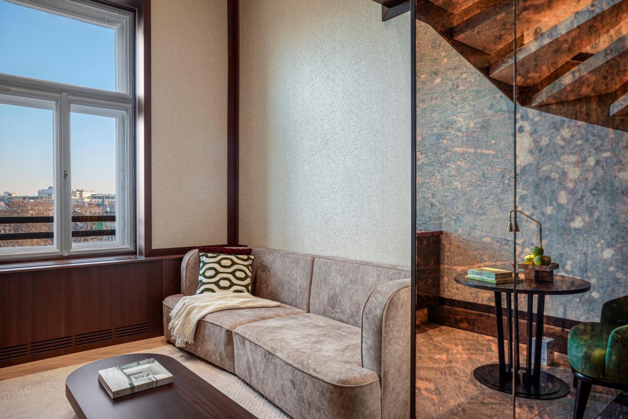 ホテル Almanac Palais ウィーン エクステリア 写真 A living room at The Standard East Village