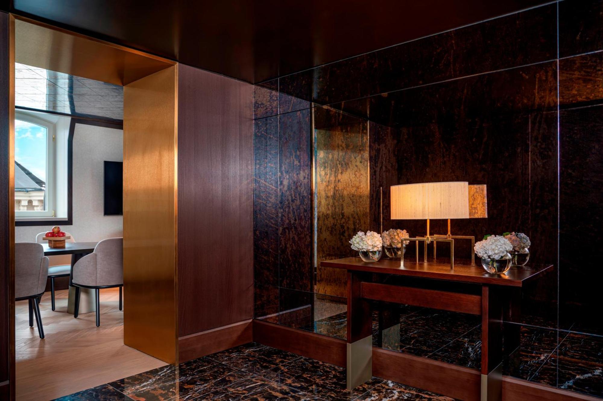 ホテル Almanac Palais ウィーン エクステリア 写真 The interior of a suite at the Mandarin Oriental, Munich