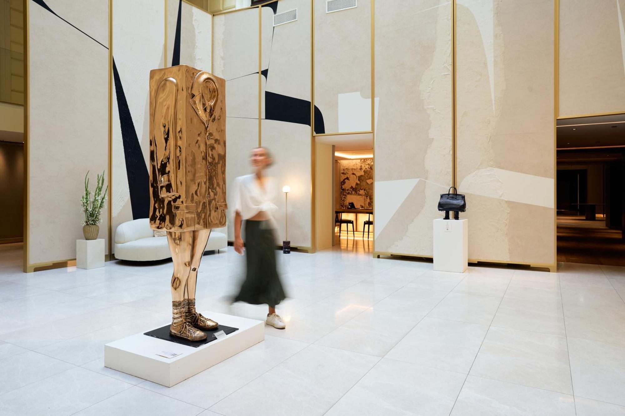 ホテル Almanac Palais ウィーン エクステリア 写真 The sculpture in the lobby of the Four Seasons Hotel, London