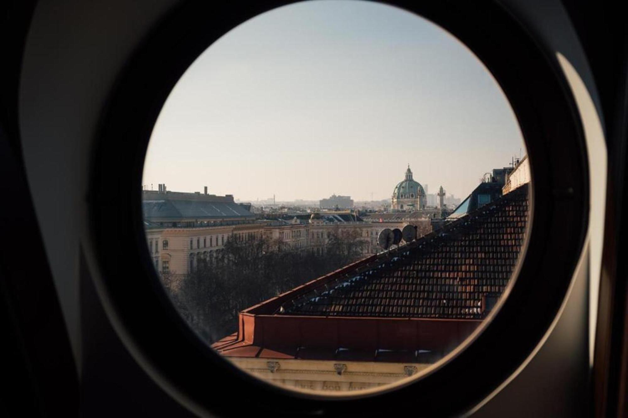 ホテル Almanac Palais ウィーン エクステリア 写真 View through a circular window