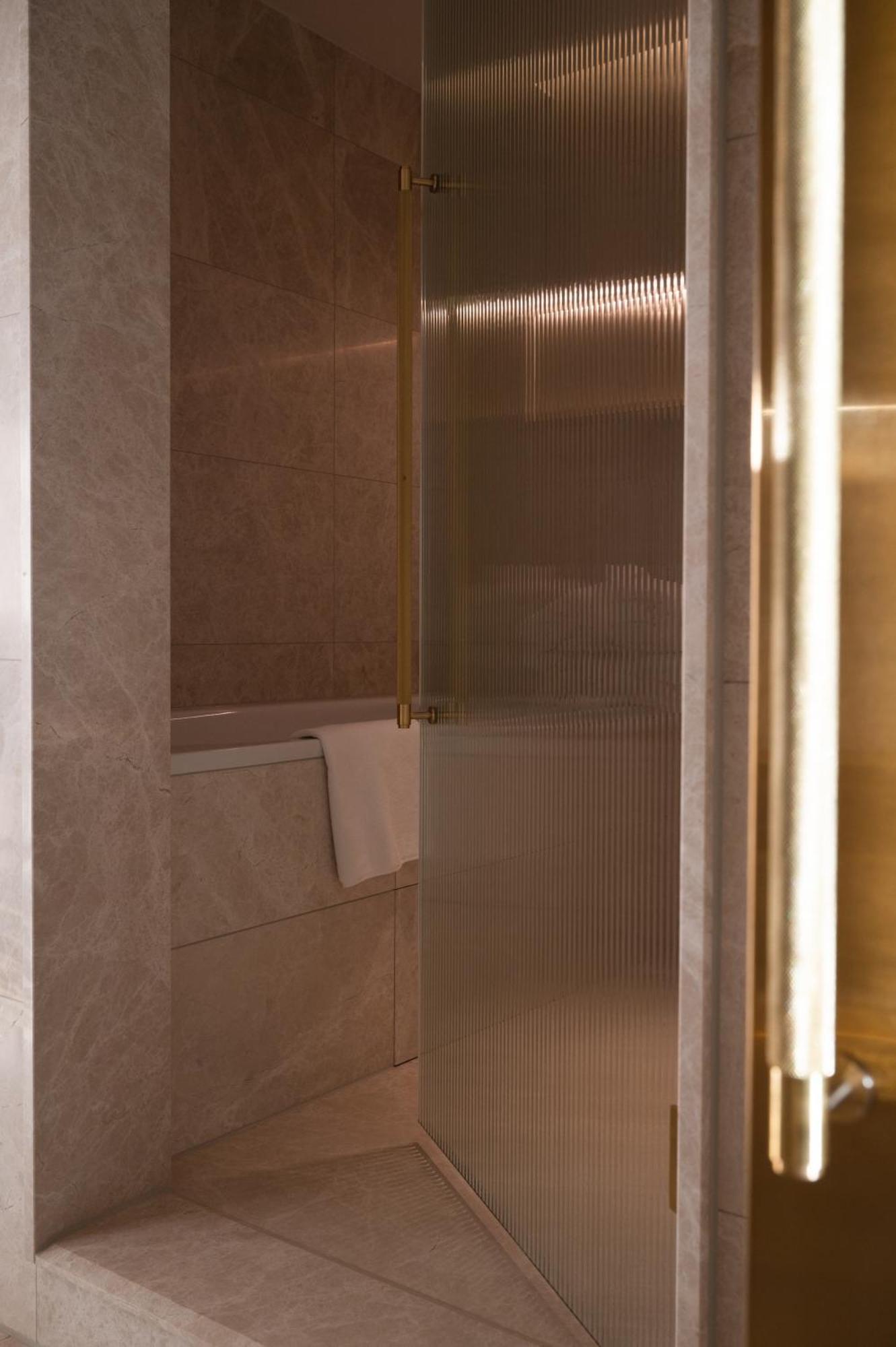 ホテル Almanac Palais ウィーン 部屋 写真 A shower door